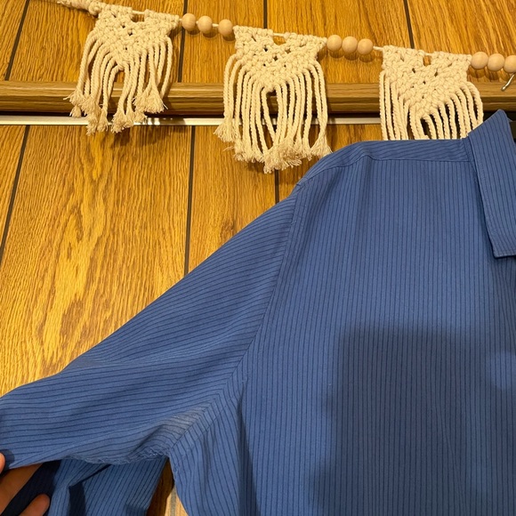 Men’s Van Heusen button up dress shirt. XLT, tall, blue pin stripe. - Picture 9 of 9